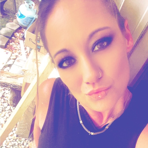 Meet your Posher, Amanda - Picture 2 of 2